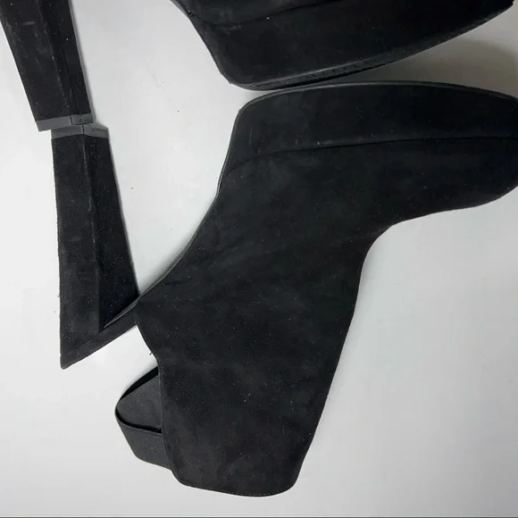 Stuart Weitzman - Picture 6 of 16